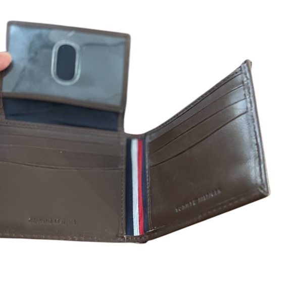 Sale ‼️Tommy Hilfiger Leather Men's Wallet with RFID -NWT $49.50 retail - Picture 2 of 5